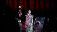 Jejak Batik IWAN TIRTA di Fashion Show Bersejarah di Gedung Kesenian Jakarta