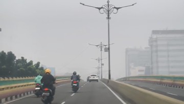 Pekanbaru Kabut Asap Lagi, Polisi Bagikan 1.000 Masker ke Pengendara