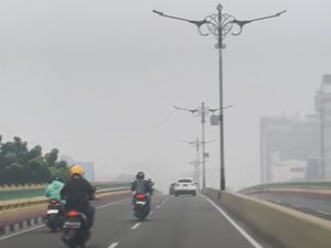 Pekanbaru Kabut Asap Lagi, Polisi Bagikan 1.000 Masker ke Pengendara