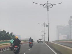 Pekanbaru Kabut Asap Lagi, Polisi Bagikan 1.000 Masker ke Pengendara