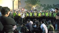 Massa Aksi Bertahan di Kantor Gubernur Sumsel Minta Herman Deru Datang