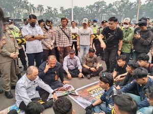 Massa Demo di Kantor Gubernur Sumsel Minta Helikopter Dimaksimalkan