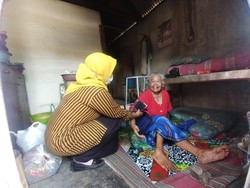Pilu Lansia Hidup Sebatang Kara dan Hanya Bisa Terbaring di Nganjuk