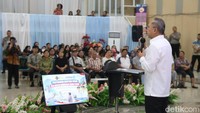 Menko Pangan Zulhas Serahkan Bantuan Beras ke Warga Sulut