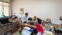 Nah Lho! Amran Pergoki Pegawai Merokok di Jam Kerja, Langsung Diskors