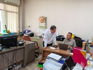 Nah Lho! Amran Pergoki Pegawai Merokok di Jam Kerja, Langsung Diskors