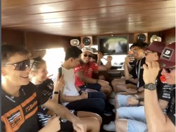 Serunya Mario Aji-Veda Ega Ajak Pebalap Eropa Nyanyi Lagu Denny Caknan