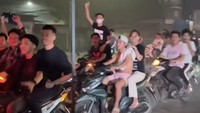 Viral! Sesi Foto Prewedding Jam 1 Pagi Mendadak Dikerumuni Suporter Timnas