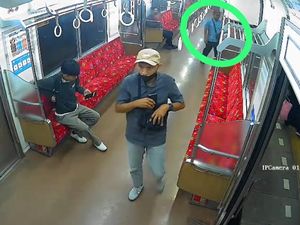 Maling Terekam CCTV Curi Laptop Anker yang Tertinggal di KRL Stasiun Bekasi