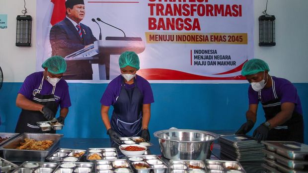 Peluncuran dapur SPPG 3T di Manokwari Sejumlah petugas menyiapkan menu Program Makan Bergizi Gratis (MBG) saat peluncuran dapur Satuan Pelayanan Pemenuhan Gizi (SPPG) di Kampung Sairo, Manokwari, Papua Barat, Jumat (2/10/2026). Badan Gizi Nasional (BGN) mengaktifkan SPPG 3T untuk memperluas jangkauan Program MBG ke daerah tertinggal, terdepan, dan terluar (3T) sekaligus menangani daerah dengan tingkat prevalensi stunting tinggi. ANTARA FOTO/Chairil Indra/app/tom.