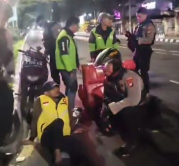 Polisi Bantu Evakuasi Pemotor Jatuh di Depok, Diduga Korban Tabrak Lari