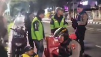 Polisi Bantu Evakuasi Pemotor Jatuh di Depok, Diduga Korban Tabrak Lari