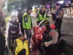 Polisi Bantu Evakuasi Pemotor Jatuh di Depok, Diduga Korban Tabrak Lari