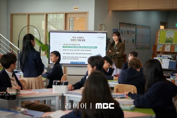 Potret Seo Hyun Jin dalam drama 'The Perfect Lie'/ Foto: instagram.com/mcdrama_now Seo Hyun Jin mengawali kemunculannya dalam drama 'The Perfect Lie' melalui perannya sebagai guru di sekolah menengah atas.