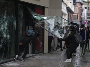 Demo Biaya Hidup Berujung Ricuh, Polisi Belgia Tembakan Gas Air Mata