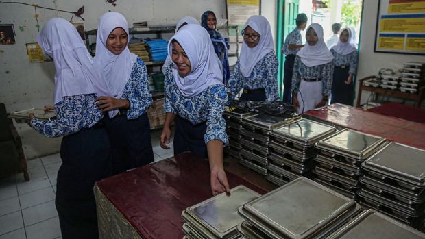 Realisasi anggaran program Makan Bergizi Gratis September 2026 Siswa mengambil paket makanan program Makan Bergizi Gratis (MBG) di SMP Purnama 2, Semarang, Jawa Tengah, Rabu (23/9/2026). Badan Gizi Nasional (BGN) mencatat realisasi penyerapan anggaran hingga 16 September 2026 pada program MBG tahun anggaran 2026 mencapai Rp139,77 triliun atau 68,89 persen dari pagu sebesar Rp218,77 triliun dan pemerintah terus melakukan pembenahan sistem tata kelola agar pelaksanaan program tersebut tepat sasaran dan kualitas layanan tetap terjaga. ANTARA FOTO/Makna Zaezar/agr
