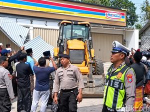 Heboh Minimarket di Pamekasan Dirusak Massa Pakai Ekskavator