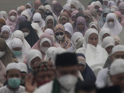 Umat Islam Palembang Gelar Shalat Istisqa di Tengah Kabut Asap