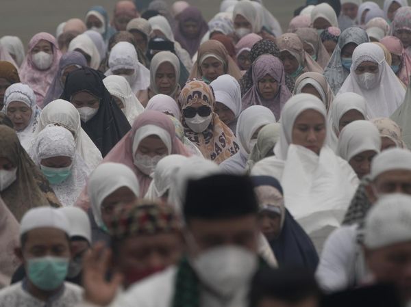 Umat Islam Palembang Gelar Shalat Istisqa di Tengah Kabut Asap
