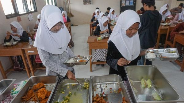 Siswa Kini Ambil Lauk Sendiri, MBG Uji Sistem Prasmanan