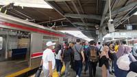 Cerita Anker Sampai Nangis gegara KRL Green Line Super Sesak Saat Ada Gangguan