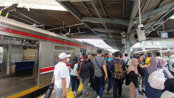 Cerita Anker Sampai Nangis gegara KRL Green Line Super Sesak Saat Ada Gangguan