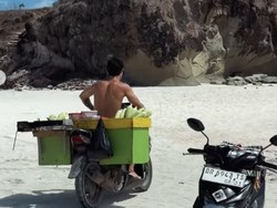 Pebalap Moto2 Tony Arbolino Mendadak Jadi Pedagang Jagung di Lombok