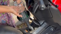 Momen Toprak Beli Bensin Eceran Saat Keliling Mandalika