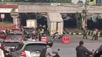 Truk Kontainer Tersangkut di Kolong Tol Sentul Bogor, Lalin Sempat Macet