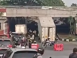 Truk Kontainer Tersangkut di Kolong Tol Sentul Bogor, Lalin Sempat Macet