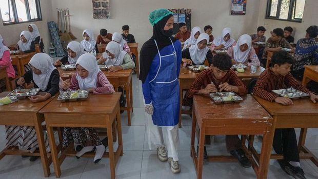 Uji coba MBG dengan sistem prasmanan Sejumlah siswa menyantap lauk pauk yang diambil secara prasmanan dalam Makan Bergizi Gratis (MBG) di SMPN 2 Kandeman, Kabupaten Batang, Jawa Tengah, Kamis, (8/10/2026). Badan Gizi Nasional (BGN) melakukan uji coba pengembangan model penyajian makanan Program Makan Bergizi Gratis (MBG) menggunakan sistem prasmanan di sekolah melalui Satuan Pelayanan Pemenuhan Gizi (SPPG) yang bertujuan untuk menghadirkan makanan yang lebih hangat, segar, dan mengurangi risiko kerusakan makanan yang dapat menimbulkan gangguan kesehatan sekaligus memperkuat pengalaman edukatif bagi penerima manfaat. ANTARA FOTO/Harviyan Perdana Putra/nz