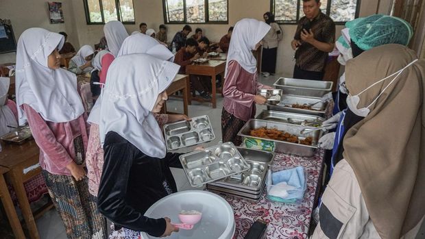 Uji coba MBG dengan sistem prasmanan Sejumlah siswa mengambil lauk pauk secara prasmanan dalam Makan Bergizi Gratis (MBG) di SMPN 2 Kandeman, Kabupaten Batang, Jawa Tengah, Kamis, (8/10/2026). Badan Gizi Nasional (BGN) melakukan uji coba pengembangan model penyajian makanan Program Makan Bergizi Gratis (MBG) menggunakan sistem prasmanan di sekolah melalui Satuan Pelayanan Pemenuhan Gizi (SPPG) yang bertujuan untuk menghadirkan makanan yang lebih hangat, segar, dan mengurangi risiko kerusakan makanan yang dapat menimbulkan gangguan kesehatan sekaligus memperkuat pengalaman edukatif bagi penerima manfaat. ANTARA FOTO/Harviyan Perdana Putra/nz