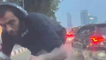 Imigrasi Buru WNA yang Naik Kap Mobil Warga Bak Spiderman di Jaksel