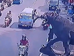 Video Remaja Tendang Sesama Pelajar hingga Tabrak Penjual Es di Sukabumi