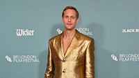 Pakai Pantofel Plastik di Red Carpet, Gaya Alexander Skarsgard Bikin Bingung