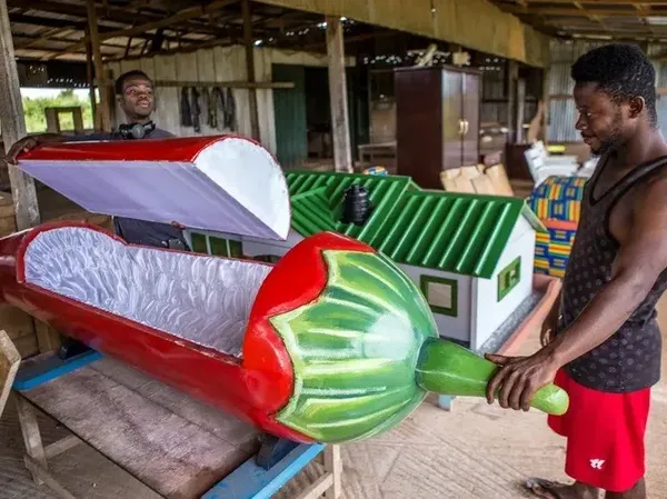 Aneh Tapi Nyata! Orang Ghana Dikubur dalam Peti Bentuk Makanan
