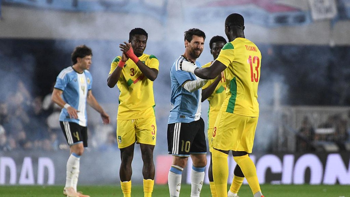 Timnas Benin kesal dilarang foto bareng Lionel Messi dan bertukar jersey dengan pemain Argentina. (NurPhoto via Getty Images/NurPhoto)