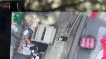 Gerebek Kampung Narkoba di Jakbar, Polisi Naik Genteng Sita Koper Mencurigakan