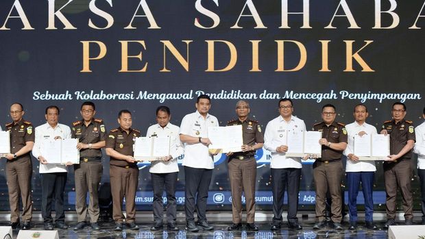 Bobby Nasution dan Kajati Sumut Hal itu diungkit Bobby saat memberikan sambutan di acara Sosialisasi Jaksa Sahabat Pendidik di Kantor Gubernur Sumut, Selasa (6/10). Acara tersebut juga dihadiri Kepala Gubernur Sumut Bobby Nasution dan jajaran berpose dengan Kepala Kejaksaan Tinggi (Kajati) Sumut Muhibuddin dan jajaran saat acara Sosialiasi Jaksa Sahabat Pendidik, Medan, Selasa (6/10/2026). (Dok Biro Humas dan Keprotokolan Pemprov Sumut)