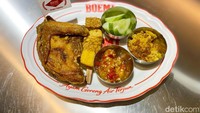 5 Ayam Goreng Enak di Blok M, Ada yang Digoreng Pakai Teknik Air Terjun!