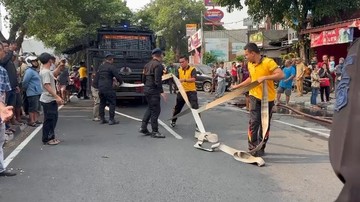 Water Cannon Brimob Polda Metro Bantu Padamkan Kebakaran RM Padang di Jaktim