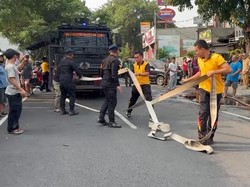 Water Cannon Brimob Polda Metro Bantu Padamkan Kebakaran RM Padang di Jaktim