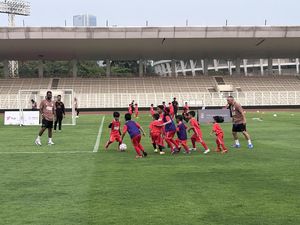 Diramaikan Jan Ethes, Coaching Clinic Legenda MU dan Arsenal Berlangsung Seru