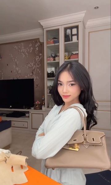 Koleksi Tas Mewah Bertambah, Fuji Pamer Hermes Birkin Seharga Ratusan Juta