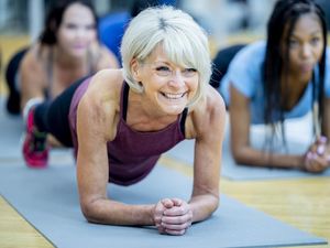 Gokil! Nenek Umur 61 Tahun Pecahkan Rekor Plank 5 Jam Nonstop