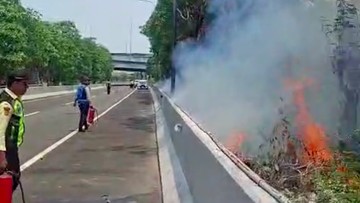 Kebakaran Ilalang di Tepi Tol Arah Bandara Soetta, Pengemudi Diminta Waspada
