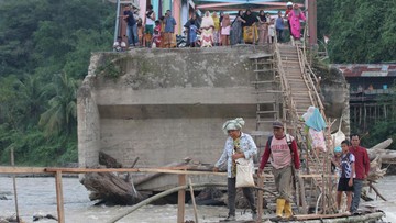 Jembatan Rusak Diterjang Banjir, Warga Aceh Tenggara Andalkan Jembatan Darurat