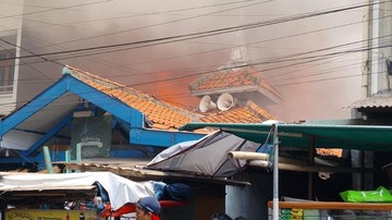 Permukiman di Jembatan Lima Tambora Kebakaran, 105 Personel Damkar ke TKP