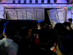 Pemuda Bawa Fortuner Tabrak Kafe hingga Rusak di Medan