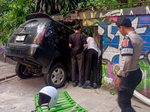 Tembok Bandung Zoo Jebol Ditabrak Mobil